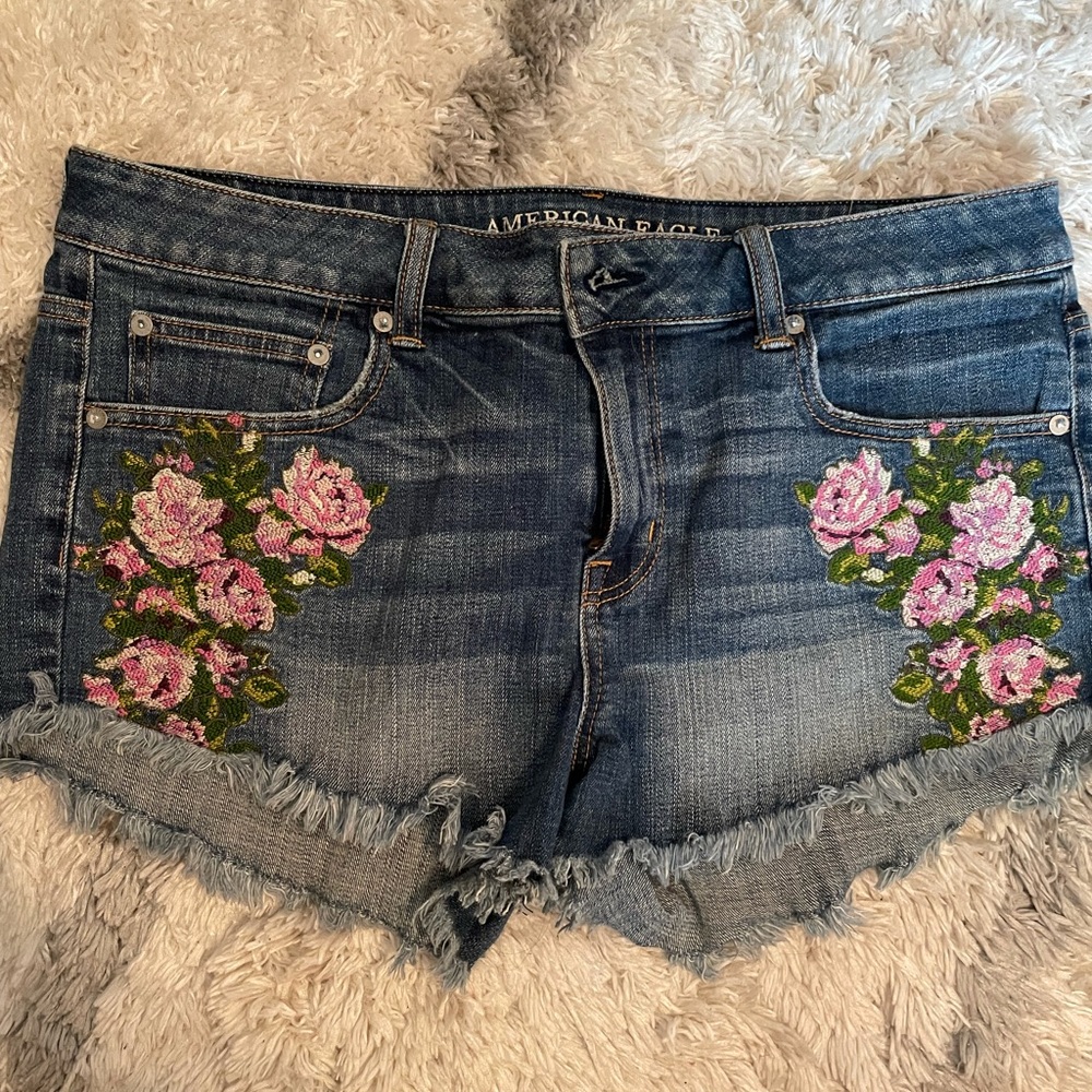 American Eagle Floral Embroidered Denim Shorts 🌺